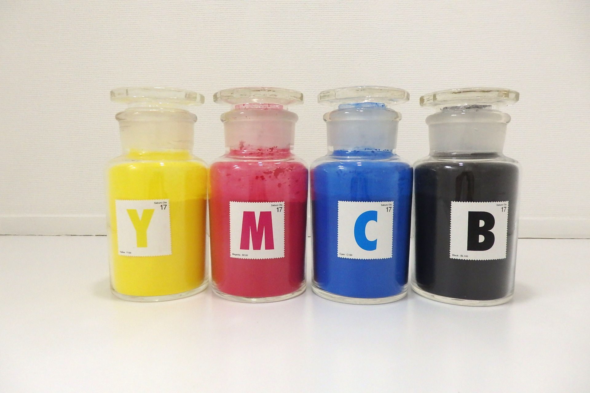 「TONER BOTTLE」 紙にレーザープリント、トナー、ガラス容器　 φ8×16.2cm　 2016