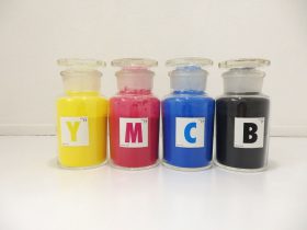 「TONER BOTTLE」 紙にレーザープリント、トナー、ガラス容器　 φ8×16.2cm　 2016