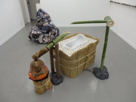 （手前）「さようならとこんにちは」（奥）「空っぽの塚」