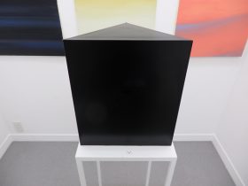 「箱窓　モネ/白羊 」　MDFパネル、塗装、カッティングシート38.4×33×27cm（視点穴1、窓２）　