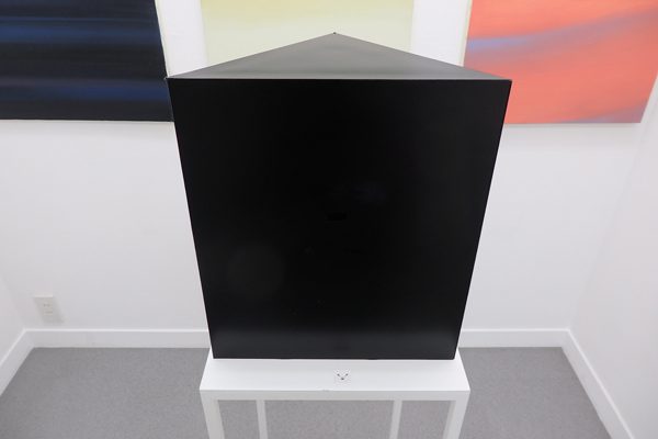 「箱窓　モネ/白羊 」　MDFパネル、塗装、カッティングシート38.4×33×27cm（視点穴1、窓２）　