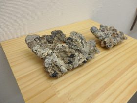 「石」陶土、手びねり　20×80×70mm　2017