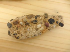 「石（つぶつぶ）」陶土、手びねり　20×220×90mm　2017