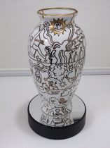 「paradox」磁器に上絵　35×20×20cm　2017