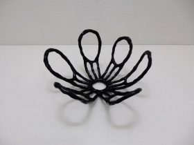 「咲く花」粘土、合成漆　24×24×11cm　2017