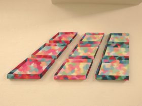 「机の上の椅子とジャガード織」油彩、変形キャンバス　30×70cm　2017