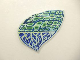 （上）「葉と顕微鏡と夜空」油彩、変形キャンバス　30×66cm　2017（下）「ハワイ島と桜」油彩、変形キャンバス　30×56.5cm　2017