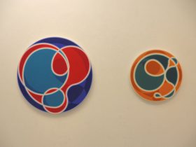 (左)「1705-2」acrylic gouache on canvas φ90cm 2017 (右)「1706-1」acrylic gouache on canvas φ60cm 2017