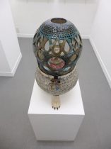 「象嵌獅子諭吉大壺」陶、刺繍糸、アクリル、ラッチ、鍵　H570×W300×D300mm　2017