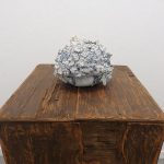 「あおい子」磁器土、じゃり、石　H175×W220×D200mm　2017