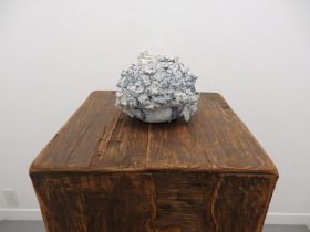 「あおい子」磁器土、じゃり、石　H175×W220×D200mm　2017