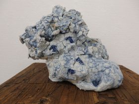 「犬を抱く子」磁器土、じゃり、石　H170×W150×D110mm