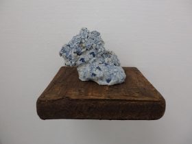 「犬を抱く子」磁器土、じゃり、石　H170×W150×D110mm