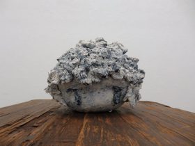 「あおい子」磁器土、じゃり、石　H175×W220×D200mm　2017