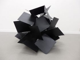 「black forest」鉄、ペイント　H 84×W 102×D 93 cm　2018