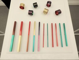 ブローチ　真鍮、焼き付け塗装、ウレタン塗装　