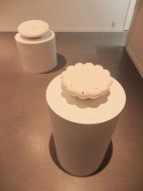 （手前）「分化-4」（奥）「分化-3」