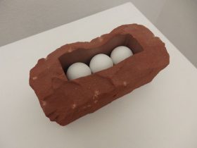 「たまごのなかで　おこっていること」キャンソン紙に色鉛筆　9×18×9cm