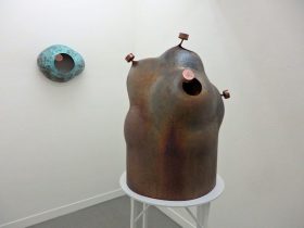 （手前）「統ばる」（奥）「満ちるⅤ」