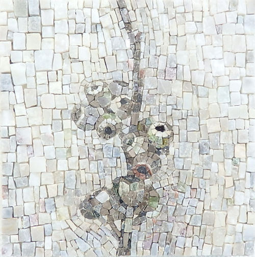 「アンバーナッツ」大理石、ズマルトガラス　12.3×12.3cm　2018