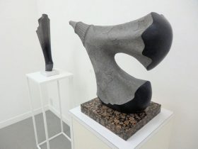 「Flower Dress」（手前）黒御影石　43×54×22cm