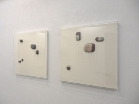 （左から）「piece of memory. blue and black」「piece of memory. red and black」