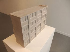 「Leave me alone」　大理石