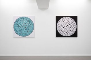 （左）「HARE Mark 異聞 ML-12p」（右）「HARE Mark 異聞　ML-4p」インクジェットプリント、紙、木製パネル　100×100×3cm　2019（撮影：末正真礼生）