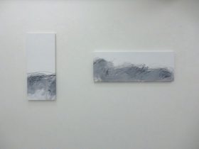 （左）「18L-24」（右）「19D-15」キャンバス、アクリル、パステル、グラファイト