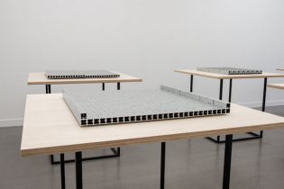 「textures 600×30_5」アルミニウム　H4×W60×D56cm　2019（撮影：多羅尾牧洋）