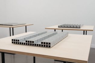 「textures 600×30_3」アルミニウム　H4×W60×D36cm　2019（撮影：多羅尾牧洋）