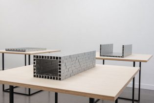 「textures 600×30_1」アルミニウム　H14×W60×D20cm　2019（撮影：多羅尾牧洋）