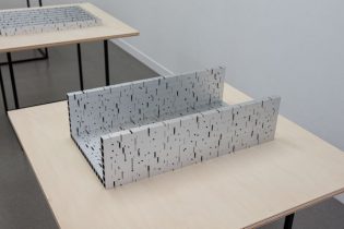 「textures 600×30_2」アルミニウム　H16×W60×D32cm　2019（撮影：多羅尾牧洋）