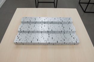 「textures 600×30_3」アルミニウム　H4×W60×D36cm　2019（撮影：多羅尾牧洋）