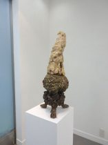 「神話の子孫」陶、水彩絵具、アメジスト 　H690×W250×D250mm 　2019