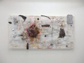 「one’s portrait no.1」陶、木、金属性メッシュ、和紙、アクリル絵の具、ジェッソ　H930×W1840×D150mm　2019