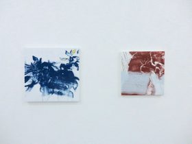 （左）「公園の植物」33.3×33.3cm　2018（右）「landmark」27.3×27.3cm　2019