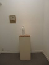 （左）「遠い時」インペリアルストーン、額　（右）「時風を歩く」 大理石、砂岩