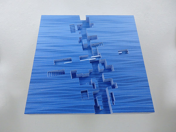 「大海に潜む静かな街 2（残されたモーセの奇跡）」木製パネル、布、バルサ材、アクリル絵具、色鉛筆　45.5×45.5×9.5cm　