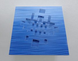 「大海に潜む静かな街 4(伝説の多い街の広場)」木製パネル、布、バルサ材、アクリル絵具、色鉛筆 45.5×45.5×9.5cm