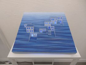 「夕げのニュータウン 1」木製パネル、布、バルサ材、アクリル絵具、色鉛筆、LEDパネル、他 30×30×10cm