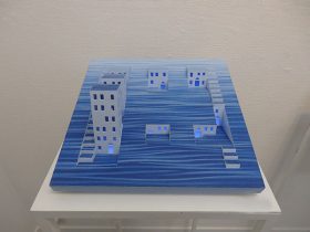 「夕げのニュータウン 2」木製パネル、布、バルサ材、アクリル絵具、色鉛筆、LEDパネル、他 30×30×10cm