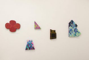 （左から）「レンコンと遠近法」「隠せない自由」「クッキーとブラウニーとタロット占い」「UNO,DUE,TRE」「夜の工事現場と椿」