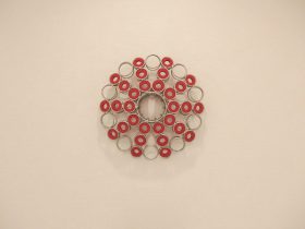 「Red Game #11」ステンレス、スポンジ　27×27×6cm　2011