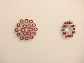 （左）「Reverse」（右）「Red Game #15」ステンレス、スポンジ　