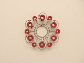 「Red Game #15」ステンレス、スポンジ　25×25×7cm　2011