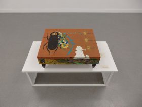 「ここの油カスをぬく」木製パネル、雲肌麻紙、膠、岩絵具、水干絵具　450×520×100mm　2019