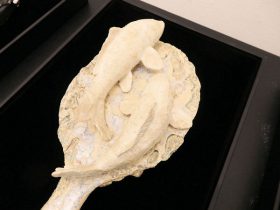 「百祥鏡」 陶、アクリルガッシュ、鏡 H77×W145×D285mm 　2021