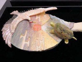 「百祥鏡」 陶、アクリルガッシュ、鏡 H77×W145×D285mm 　2021