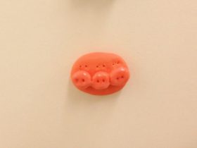 「すとーりーぼたん」 陶　H10×W23×D20mm　2021